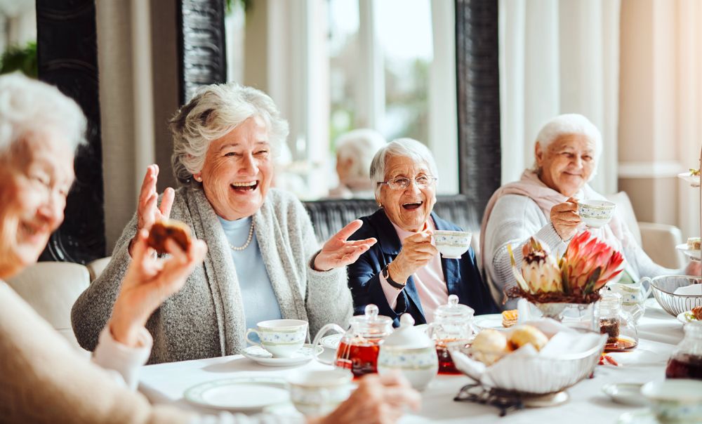 Groupe de seniors au restaurant de la Résidence Parmentier